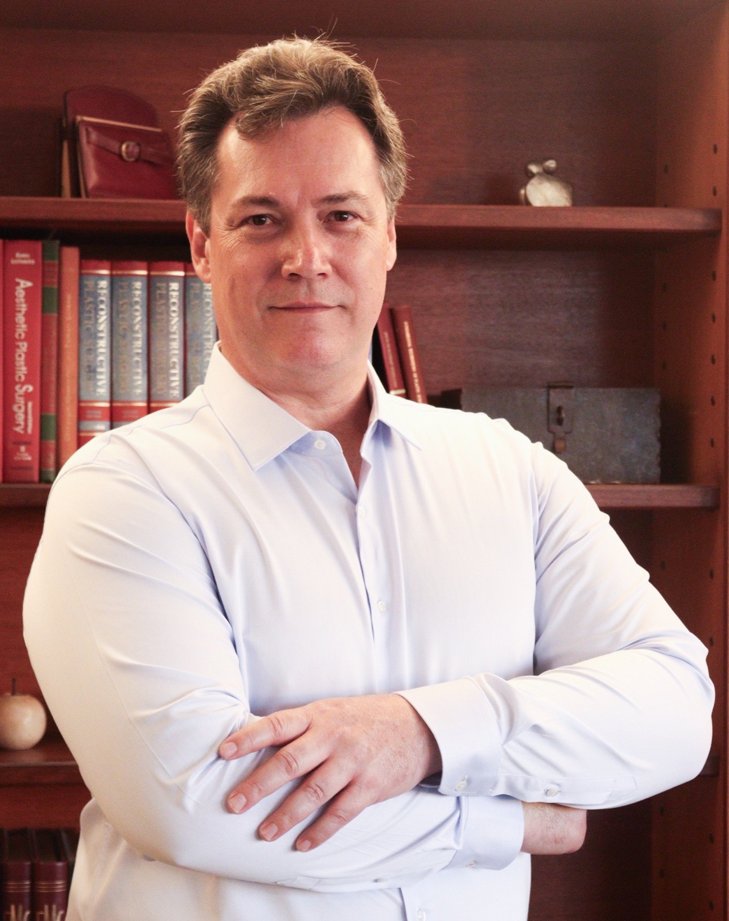 Dr. Theodoro Gontijo em seu consultório